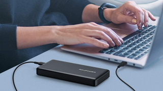 Illustration for article titled Aukeys Svelte Basix Pro Power Bank Wirelessly Charges My Finicky Phone on the Go